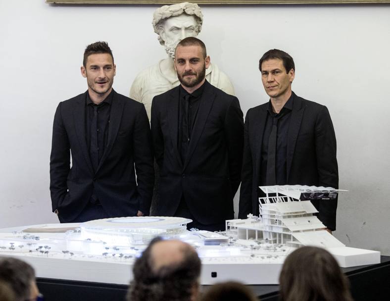 Francesco Totti, Daniele De Rossi e il tecnico della Roma Rudi Garcia in posa davanti al plastico. Ansa